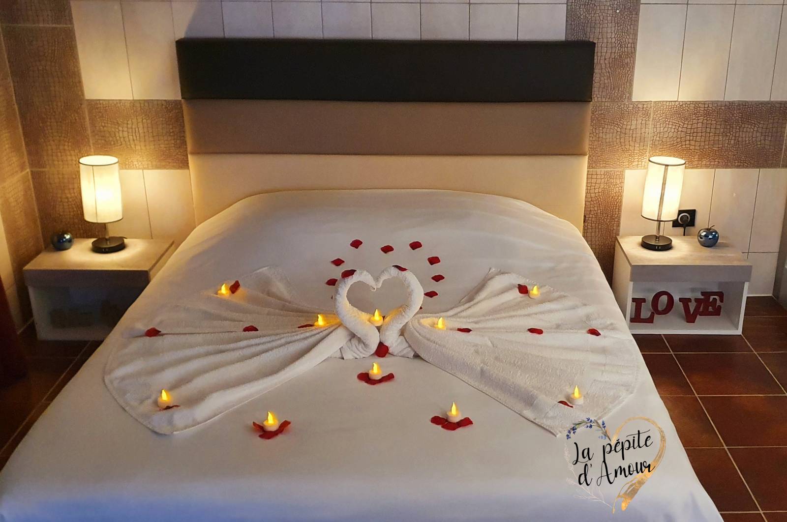 Soirée en amoureux en chambre romantique avec spa privatif, piscine privée, sauna, massages près de Toulon 83